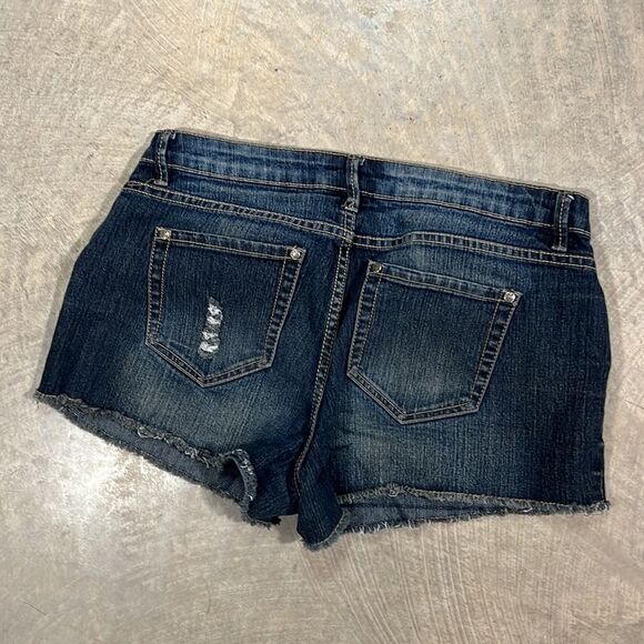 Blue Crush Medium Wash Denim with Small Distressing Shorts Size 7 - Picture 5 of 11